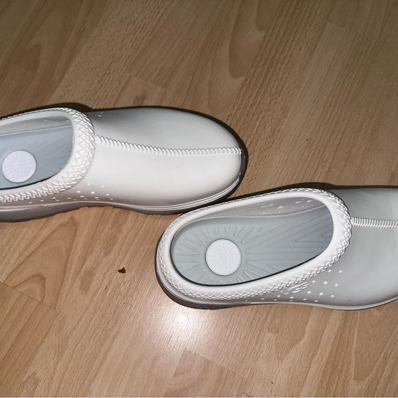 Ugg rubber white slip on in a size 8 - Picture 4 of 4